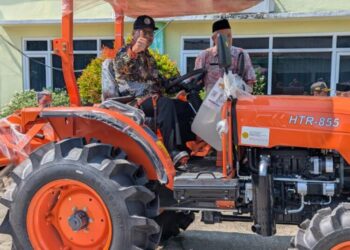 Bupati Rembang, Harno, dalam acara penyerahan bantuan alat dan mesin pertanian (alsintan) kepada kelompok tani di Kantor Dintanpan Rembang pada Selasa, 29 April 2025. (Dok. Pemkab Rembang/Lingkarjateng.id)