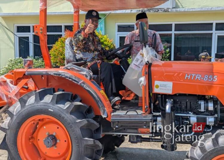 Bupati Rembang, Harno, dalam acara penyerahan bantuan alat dan mesin pertanian (alsintan) kepada kelompok tani di Kantor Dintanpan Rembang pada Selasa, 29 April 2025. (Dok. Pemkab Rembang/Lingkarjateng.id)