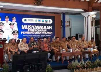 Gubernur Jateng Ahmad Luthfi bersama sejumlah bupati se-Eks Karesidenan Pati dan jajaran forkopimda dalam Musrenbangwil Tahun 2025 di Pendopo Kabupaten Pati pada Senin, 21 April 2025. (Mutia Parasti/Lingkarjateng.id)