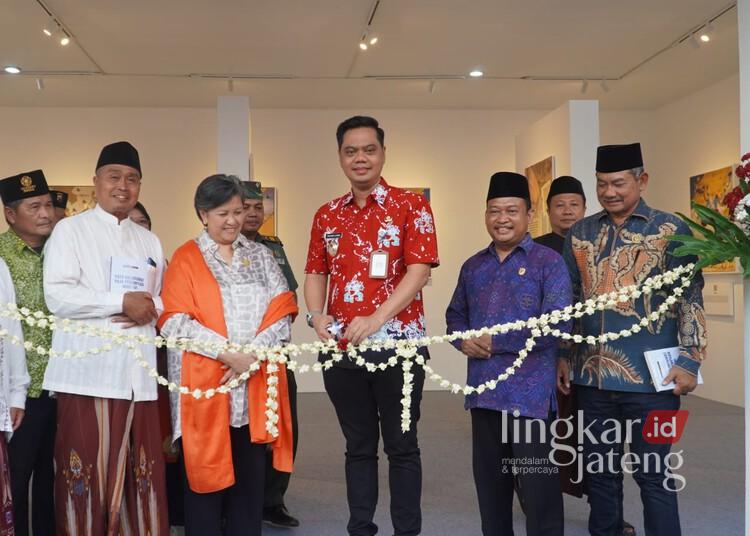 Bupati Jepara, Witiarso Utomo, bersama Wakil Ketua MPR RI, Lestari Moerdijat, saat meresmikan Museum Pop-Up Ratu Kalinyamat Pejuang Bahari Nusantara di Paseban Masjid Mantingan, Kamis, 24 April 2025. (Tomi Budianto/Lingkarjateng.id)
