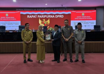 Ketua DPRD Kendal, Mahfud Sodiq, menyerahkan berita acara persetujuan Ranwal RPJMD tahun 2025-2029 kepada Bupati Kendal, Dyah Kartika Permanasari, dalam rapat paripurna di gedung dewan setempat pada Senin, 14 April 2025. (Arvian Maulana/Lingkarjateng.id)