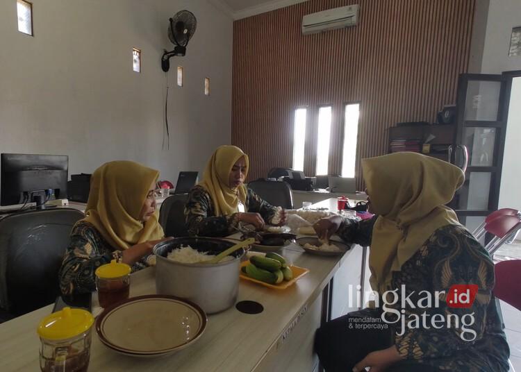 Perangkat Desa Wonokerto Wetan, Kecamatan Wonokerto, Kabupaten Pekalongan, menikmati makan siang bergizi gratis di waktu istirahat pada Sabtu, 26 April 2025. (Fahri Akbar/Lingkarjateng.id)