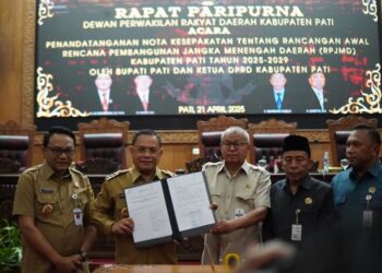 SIMBOLIS: Wakil Ketua l DPRD Pati, Hardi (tengah), bersama Bupati Pati, Sudewo (kedua kiri) usai penandatanganan rancangan awal Rencana Pembangunan Jangka Menengah Daerah (RPJMD) Kabupaten Pati, Senin 21 April 2025. (Setyo Nugroho/Lingkarjateng.id)