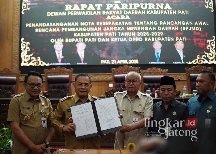 SIMBOLIS: Wakil Ketua l DPRD Pati, Hardi (tengah), bersama Bupati Pati, Sudewo (kedua kiri) usai penandatanganan rancangan awal Rencana Pembangunan Jangka Menengah Daerah (RPJMD) Kabupaten Pati, Senin 21 April 2025. (Setyo Nugroho/Lingkarjateng.id)