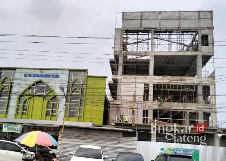 POTRET: Tampak bangunan RS PKU Muhammadiyah Blora yang masih dalam proyek pembangunan. (Warga Blora/Lingkarjateng.id)