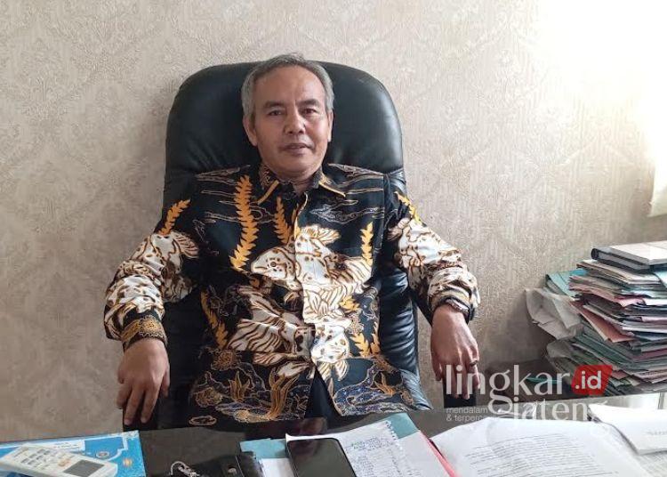 Rehabilitasi di SDN Depok Pekalongan Tunggu Anggaran Perubahan 25 Kepala Dinas Pendidikan dan Kebudayaan Kabupaten Pekalongan, Kholid, memberikan keterangan terkait penanganan infrastruktur SDN Depok, Jumat, 11 April 2025. (Fahri Alakbar/Lingkarjateng.id)