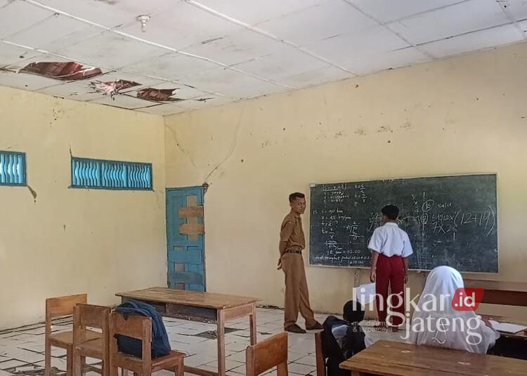 Guru dan siswa SDN 2 Sumengko, Desa Bodeh, Kecamatan Randublatung, Kabupaten Blora, melakukan kegiatan belajar mengajar di dalam ruangan yang rusak parah, Senin, 28 April 2025. (Hanafi/Lingkarjateng.id)