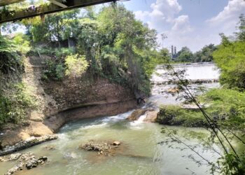 Kondisi fondasi talud sungai di Desa Panjang, Kecamatan Bae, Kabupaten Kudus, yang rusak tergerus air, Senin, 7 April 2025. (Mohammad Fahtur Rohman/Lingkarjateng.id)