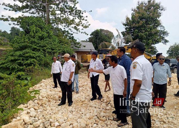 SIDAK: Jajaran Pemerintah Kabupaten Pati, DPRD, Dinas ESDM Kendeng Muria dan kepolisian sidak kawasan tambang galian c di Kedungwinong, Kecamatan Sukolilo, Kabupaten Pati pada Rabu, 30 April 2025. (Setyo Nugroho/Lingkarjateng.id)