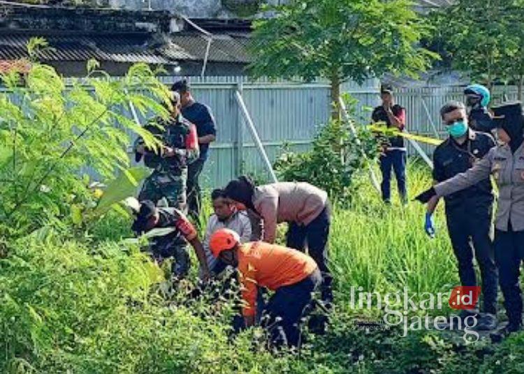 Proses evakuasi korban terperosok di parit di sekitar Pasar Lanang, Kecamatan Ambarawa, Kabupaten Semarang, pada Selasa (15/4). (Hesty Imaniar/Lingkarjateng.id)
