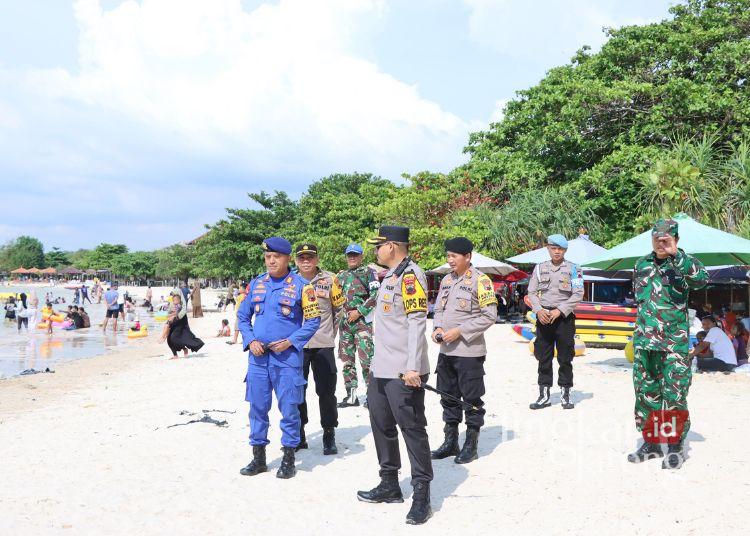 Dipadati Pengunjung, Sejumlah Objek Wisata di Jepara Dijaga Polisi 25 Kapolres Jepara AKBP Erick Budi Santoso bersama jajarannya monitoring dan mengecek langsung sejumlah objek wisata yang ada di wilayah kabupaten Jepara, pada Jumat (4/4). (Tomi Budianto/Lingkarjateng.id)