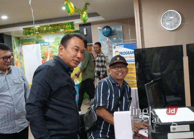 Tetap Buka, Pemudik di Jateng Bisa Akses Layanan Pertanahan Selama Libur Lebaran 25 Kepala Kantor Wilayah Badan Pertanahan Nasional (BPN) Provinsi Jawa Tengah Lampri saat monitoring di Kantor Pertanahan Kendal pada Kamis, 3 April 2025. (Dok. Arsip BPN Semarang for Lingkar)