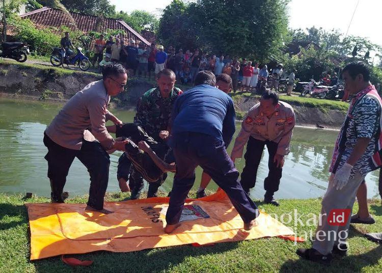 Evakuasi korban tenggelam di sungai Desa Ledok, Wirosari, Grobogan, Selasa pagi (29/4). (Ahmad Abror/Lingkarjateng.id)