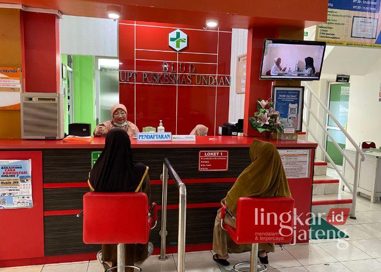 Pelayanan di Puskesmas Undaan yang tetap buka selama libur lebaran Idul Fitri. (Nisa Hafizhotus Syarifa/Lingkarjateng.id)