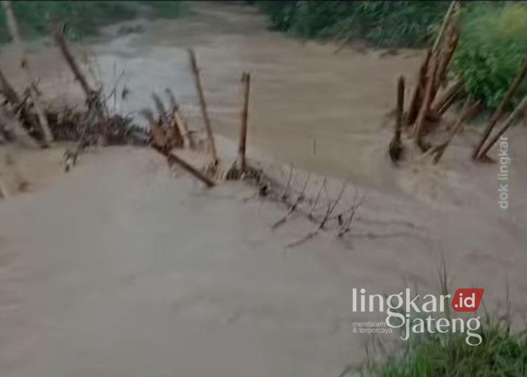 Limpasan air dari tanggul yang jebol di Desa Angkatan Lor Pati. (Dok. Lingkarjateng.id)