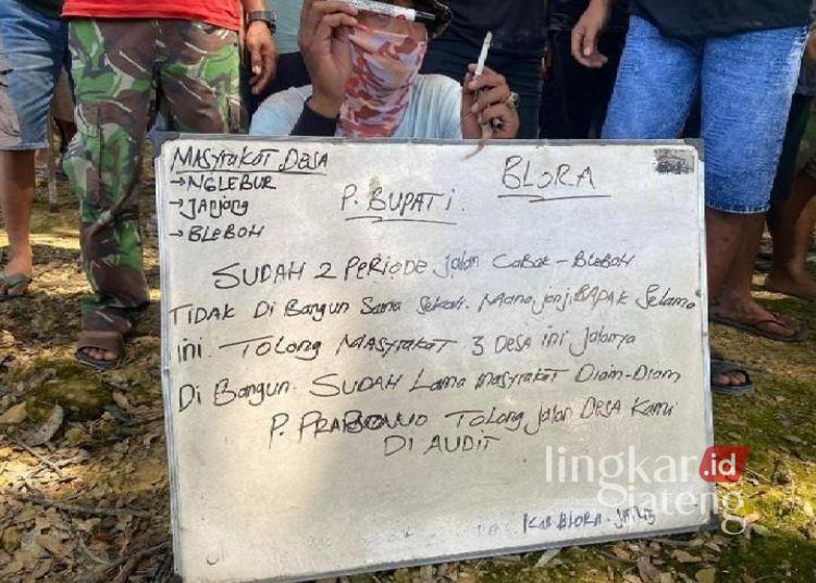 Jalan Cabak-Blepoh yang Berlubang Blora Akan Diuruk Besok Pakai Grosok 25 Aksi warga Blepoh, Janjang, dan Nglebur di Kecamatan Jiken saat menuntut perbaikan jalan rusak pada ruas Jalan Cabak-Blepoh, Rabu (2/4). (Subekan/Lingkarjateng.id)