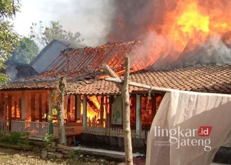 Kejadian kebakaran di Dusun Pongangan Rt 1 Rw 2, Desa Sidomakmur, Kaliwungu Selatan pada Selasa, 15 April 2025. (Dok. Satpolkar Kendal)