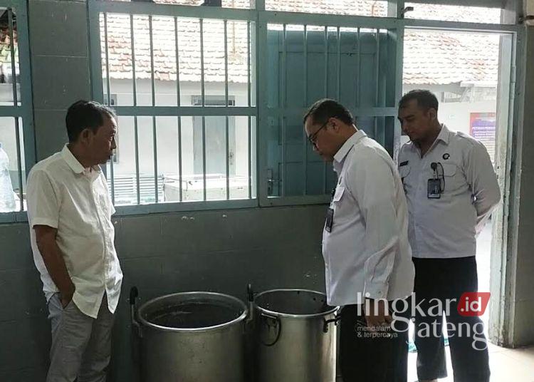 MENINJAU: Wakil Ketua ll DPRD Kabupaten Pati, Bambang Susilo (kiri) meninjau proses produksi makanan di Lapas Kelas ll B Kabupaten Pati, Rabu, 16 April 2025. (Setyo Nugroho/Lingkarjateng.id)