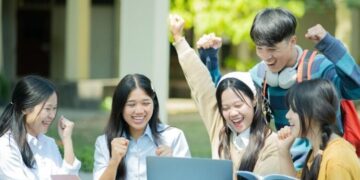 ILUSTRASI: Sejumlah siswa sekolah menengah mengerjakan tugas kelompok. (Lingkarjateng.id)