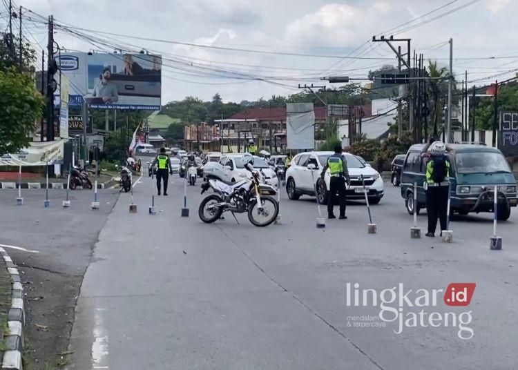 H+1 Idul Fitri, Sistem Satu Arah Diberlakukan di Ruas Konvensional Ungaran 25 Aparat kepolisian Satlantas Polres Semarang tengah mengatur ruas jalan nasional di Ungaran Barat, atau tepatnya di Jalan Gatot Subroto, Kabupaten Semarang (jalur Semarang-Solo) pada H+1 atau Selasa, 1 April 2025. (Hesty Imaniar/Lingkarjateng.id)