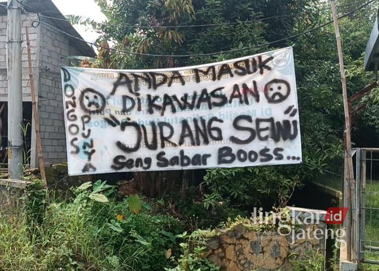 Spanduk protes warga Desa Dongos Kecamatan Kedung, Kabupaten Jepara (tomi - lingkar)