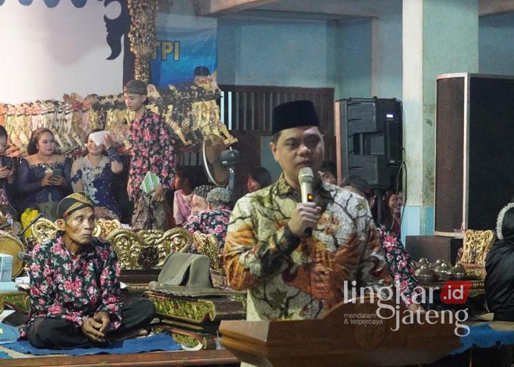 Rangkaian Lomban Jepara, Dimulai Dengan Pagelaran Wayang Kulit 25 Bupati Jepara, Witiarso Utomo saat memberikan sambutannya dalam kegiatan Pagelaran Wayang Dewa Ruci di TPI Ujungbatu, Jepara pada Minggu malam (6/4).