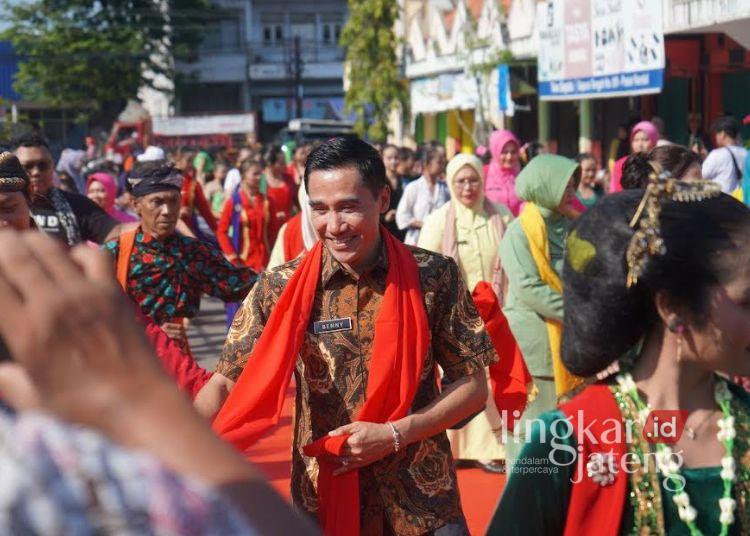 MENARI:  Wakil Bupati Kendal, Benny Karnadi, ikut menari dalam kegiatan peringatan hari tari sedunia di komplek Pasar Kendal Selasa 29 April 2025. (Arvian Maulana/Lingkarjateng.id)