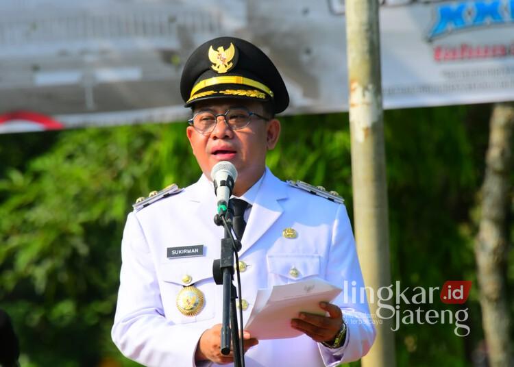 Wakil Bupati Pekalongan, Sukirman, memimpin upacara peringatan Hari Otonomi Daerah ke-29 di Lapangan Belakang Setda Kabupaten Pekalongan, Jumat, 25 April 2025. (Fahri Akbar/Lingkarjateng.id)