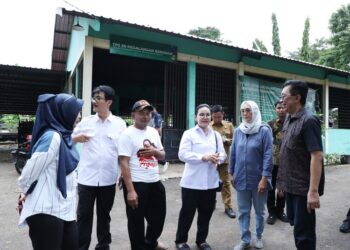 Wali Kota Semarang, Agustina Wilujeng Pramestuti, saat meninjau langsung pengolahan sampah di TPS3R Pedalangan, Banyumanik, Kota Semarang, pada Senin, 7 April 2025. (Dok. Pemkot Semarang/Lingkarjateng.id)
