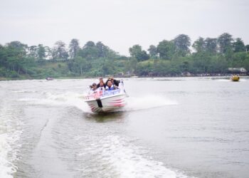 Wisatawan sedang asyik menaiki speedboat di Waduk Logung, Kecamatan Jekulo, Kabupaten Kudus, Minggu, 20 April 2025. (Mohammad Fahtur Rohman/Lingkarjateng.id)