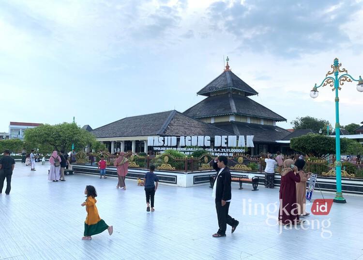 Aktivitas wisatawan di Halaman Masjid Agung Demak. (M. Burhanuddin Aslam/Lingkarjateng.id)