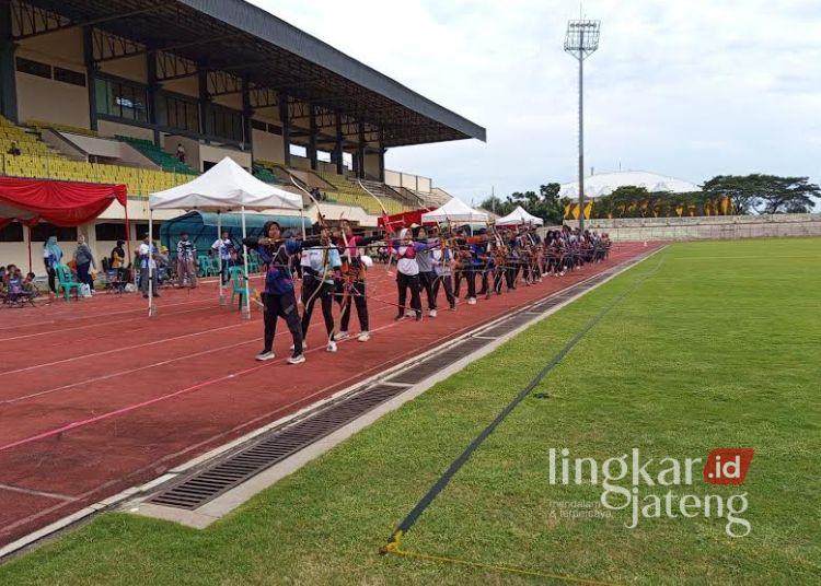 Para atlet panahan yang mengikuti Kendal Open 2025 nampak fokus mengarahkan bidikannya. (Dok. Pribadi/Lingkarjateng.id)