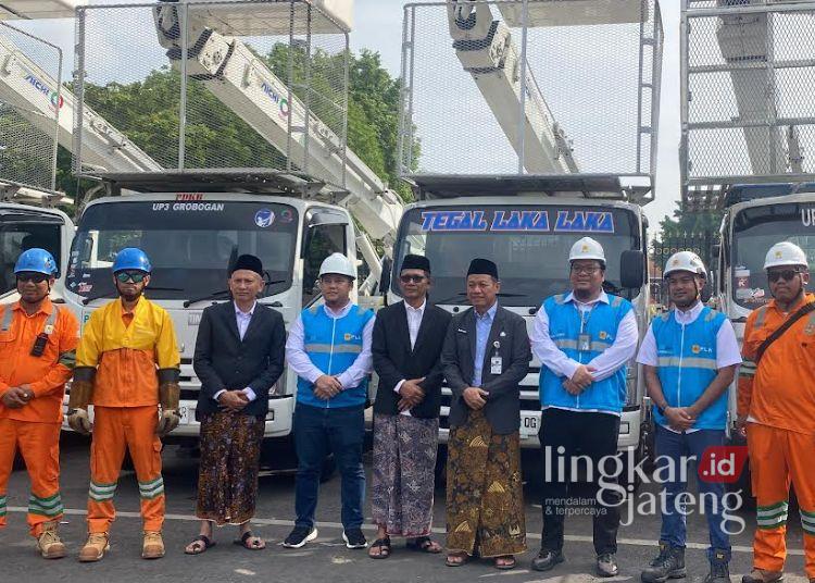 Bupati Kudus, Sam’ani Intakoris bersama PLN UP3 Kudus usai apel siaga Perimbasan Pohon, Kudus, Senin, 21 April 2025. (Mohammad Fahtur Rohman/Lingkarjateng.id)