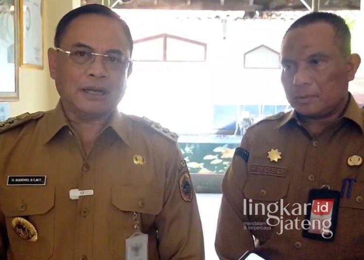 Bupati Pati Sudewo (kiri) bersama Kepala DPUPR Pati Riyoso (kanan). (Mutia Parasti/Lingkarjateng.id)