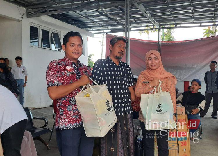 Penyaluran bantuan asistensi rehabilitasi sosial (ATENSI) 2025 oleh  Dinas Sosial (Dinsos) Kabupaten Grobogan. (Ahmad Abror/Lingkarjateng.id)