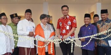 Bupati Jepara Witiarso Utomo bersama Wakil Ketua MPR RI, Lestari Moerdijat saat meresmikan Museum Pop-Up Ratu Kalinyamat Pejuang Bahari Nusantara di Paseban Masjid Mantingan, Kamis, 24 April 2025. (Tomi Budianto/Lingkarjateng.id)