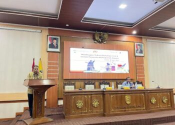 Penjabat (Pj) Sekretaris Daerah (Sekda) Jepara, Ary Bachtiar saat menyampaikan sambutannya dalam kegiatan sosialisasikan penerapan E-Katalog Versi 6 (V6) kepada penyedia barang dan jasa se-Kabupaten Jepara, yang berlangsung di Gedung Shima Kompleks Setda Jepara, pada Selasa, 29 April 2025. (Tomi Budianto/Lingkarjateng.id)