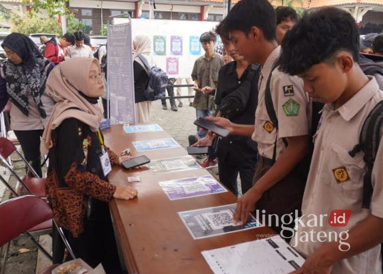 Panitia memeriksa bardcode pengunjung sebelum memasuki area Job Fair 2025 yang digelar di Gedung Shima Setda Jepara, Jumat, 25 April 2025. (Muhammad Aminudin/Lingkarjateng.id)