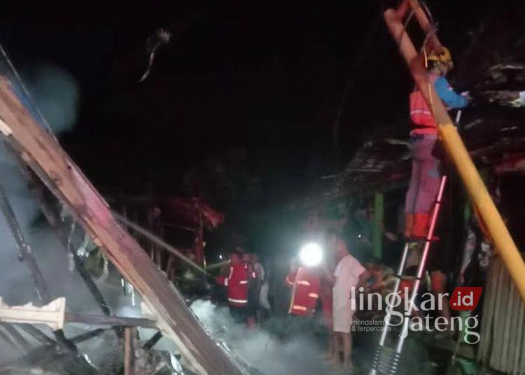 Personel damkar bersama warga setempat saat melakukan upaya pemadaman sisa-sia api yang masih membakar rumah warga di Dukuh Tempel, Desa Turitempel RT 04 RW 04 Kecamatan Guntur, Kabupaten Demak, Senin malam, 7 April 2025.(Dok. for Lingkarjateng.id)