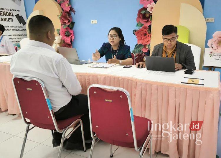 Seorang pelamar kerja mengikuti job fair di Kantor Disnaker Kendal. (Arvian Maulana/Lingkarjateng.id)