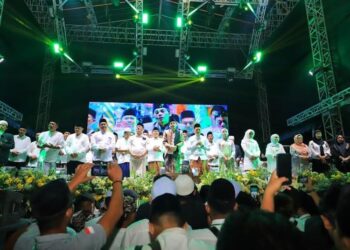 Kegiatan Halal Bihalal Warga Kudus yang diisi pengajian oleh Gus Iqdam didampingi Gubernur Jawa Tengah Ahmad Luthfi, Bupati Kudus, Sam’ani Intakoris dan Wakil Bupati Kudus Bellinda Putri Sabrina Birton di Alun-alun Simpang Tujuh, Minggu malam, 13 April 2025. (Nisa Hafizhotus S/Lingkarjateng.id)