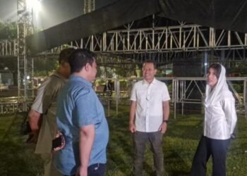 Bupati Kudus Sam’ani Intakoris bersama Wakil Bupati Bellinda Putri Sabrina Birton saat meninjau langsung persiapan Halal Bihalal Konser Denny Caknan dan Pengajian Gus Iqdam, Rabu malam, 9 April 2025. (Nisa Hafizhotus S/Lingkarjateng.id)