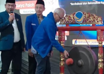 Dewan Pertimbangan DPP Partai NasDem, Saur Hutabarat saat menabuh gong sebagai simbol dibukanya Rakerda DPD Partai NasDem Jepara. (Tomi Budianto/Lingkarjateng.id)