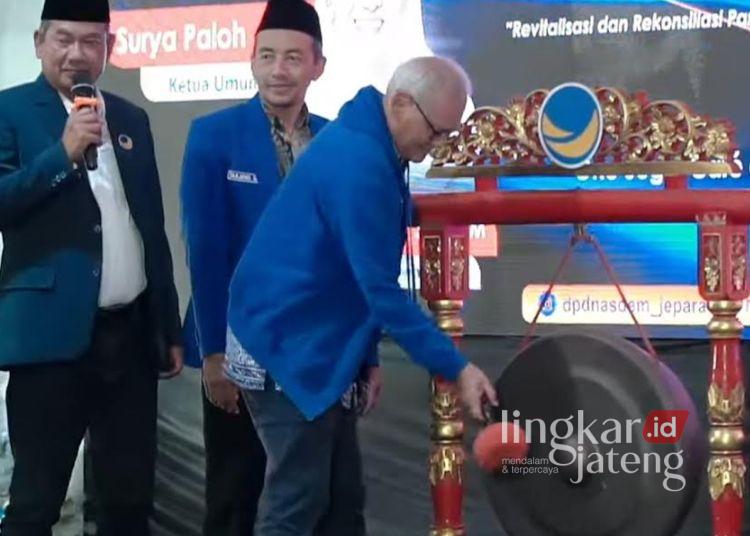 DPD NasDem Jepara Gelar Rakerda, Rancang Strategi Pemilu 2029 25 Dewan Pertimbangan DPP Partai NasDem, Saur Hutabarat saat menabuh gong sebagai simbol dibukanya Rakerda DPD Partai NasDem Jepara. (Tomi Budianto/Lingkarjateng.id)