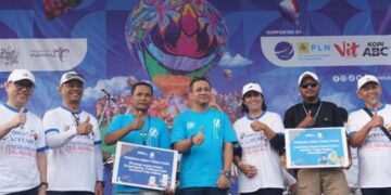 Wali Kota Pekalongan Afzan Arslan Djunaid saat menghadiri Grand Final Festival Balon Pekalongan 2025 yang digelar di Lapangan Mataram, Senin, 7 April 2025. (Fahri Akbar/Lingkarjateng.id)