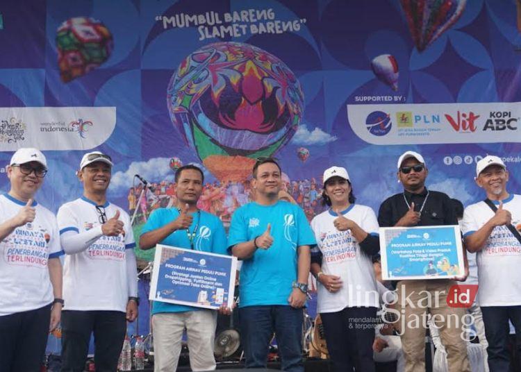 Wali Kota Pekalongan Afzan Arslan Djunaid saat menghadiri Grand Final Festival Balon Pekalongan 2025 yang digelar di Lapangan Mataram, Senin, 7 April 2025. (Fahri Akbar/Lingkarjateng.id)