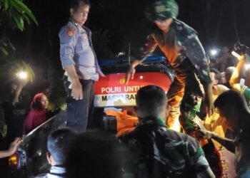 EVAKUASI: Petugas gabungan bersama warga mengevakuasi jenazah pasien disabilitas mental yang ditemukan meninggal di Sungai Silanggak, Desa Kalirejo, Kecamatan Talun, Kabupaten Pekalongan, Selasa, 8 April 2025. (Fahri Akbar/Lingkarjateng.id)