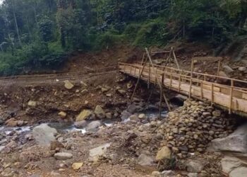 Kondisi akses jalan yang terputus di Dukuh Sitipis, Desa Kayupuring, Kecamatan Petungkriyono, Kabupaten Pekalongan akibat longsor dan banjir bandang pada Januari 2025. (Fahri Akbar/Lingkarjateng.id)