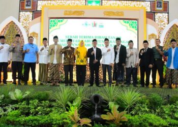 Bupati Pekalongan Fadia Arafiq meresmikan Gedung C ITSNU Pekalongan sekaligus menyalurkan bantuan hibah tanah, Selasa, 29 April 2025. (Fahri Akbar/Lingkarjateng.id)