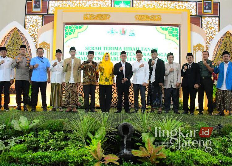Bupati Pekalongan Fadia Arafiq meresmikan Gedung C ITSNU Pekalongan sekaligus menyalurkan bantuan hibah tanah, Selasa, 29 April 2025. (Fahri Akbar/Lingkarjateng.id)